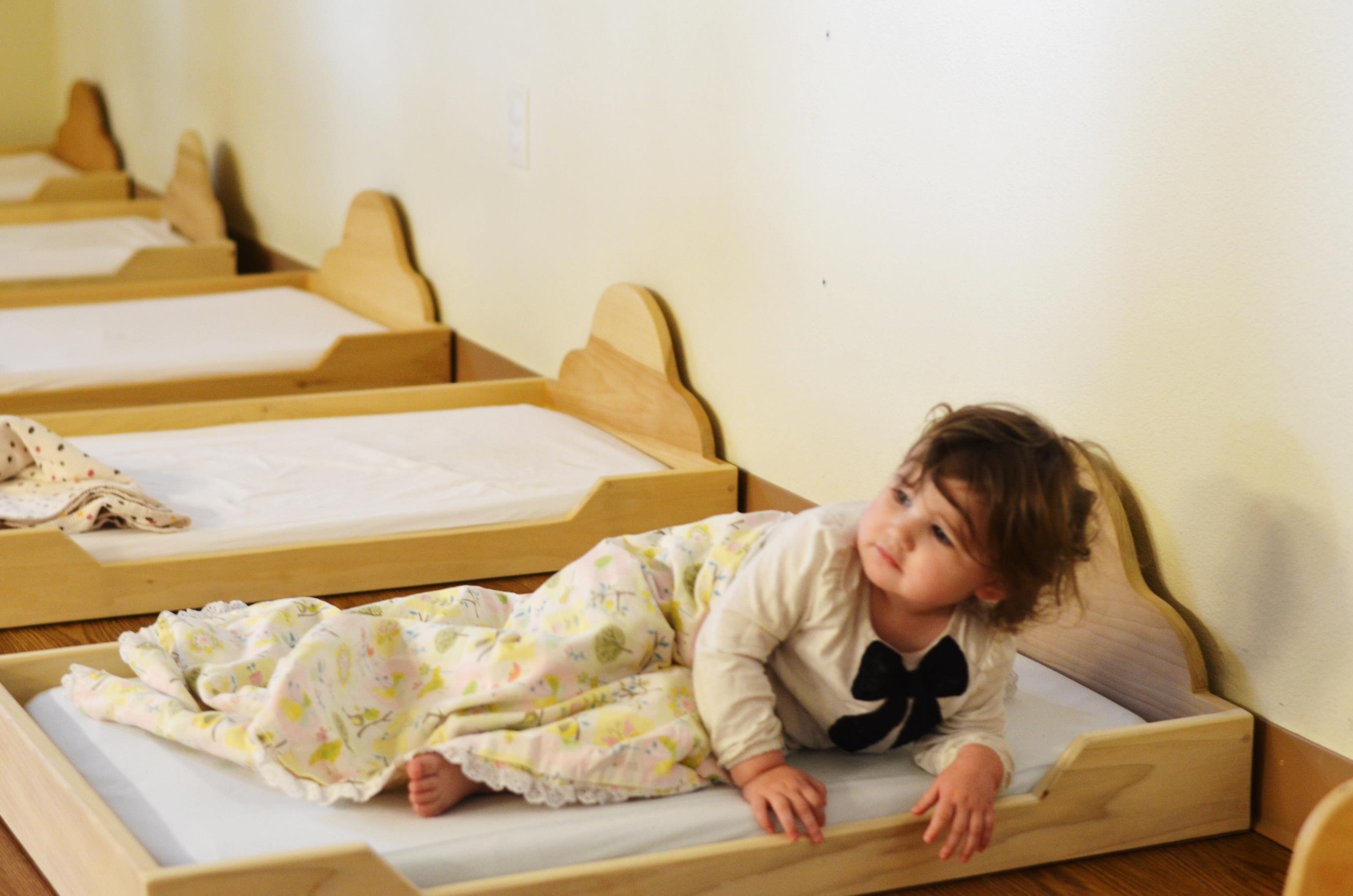 Кроватка детская в детский сад Монтессори